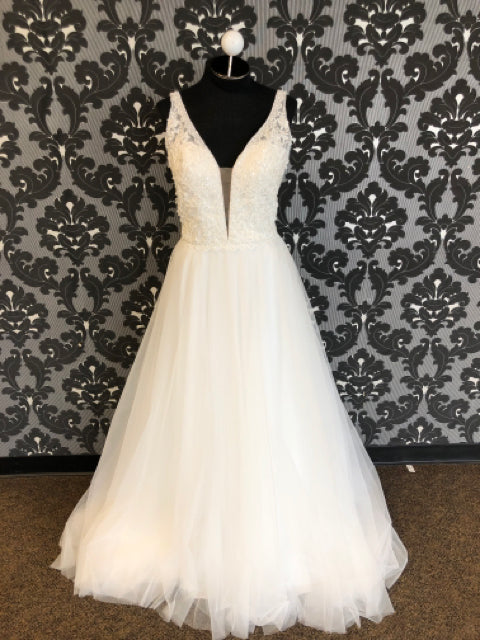 Mori Lee 6923 Size 8 Ivory tulle and lace plunging V-neck A-line