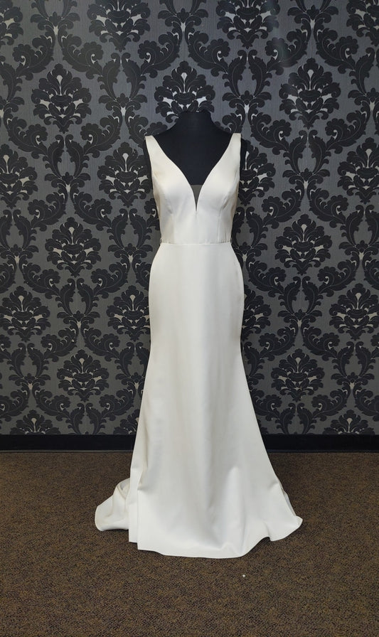 Size 6 Satin Ivory Sleeveless Fit & Flare V-Neck WEDDING DRESSES