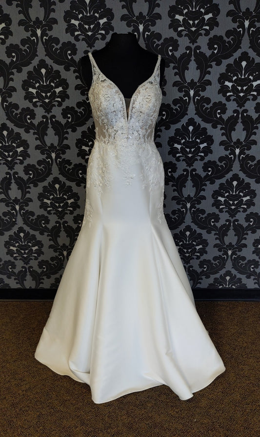 Essense D2675 Wedding Dress Size 12 Satin/Lace Ivory Sleeveless Deep V